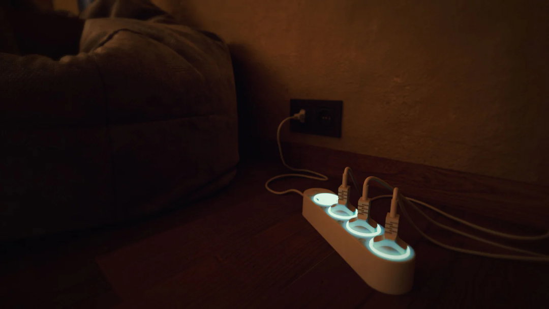 Die Leiste ist mit einer mehrfarbigen LED-Anzeige mit anpassbarer Lichtintensität ausgestattet