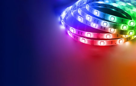 Die Lichtsteuerung ist mit intelligenten Sprachassistenten kompatibel