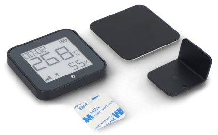 Die Komponenten des Kits ermöglichen es, den Sensor an einer Wand oder auf einer ebenen Fläche zu platzieren